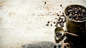 Fresco asado café en antiguo mortero. en rústico antecedentes. foto