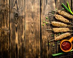 brocheta con tomate salsa y verde cebollas. foto