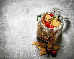 sano desayuno. muesli con cerezas en un tarro . foto