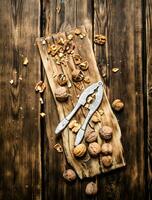 nueces con cascanueces en el tablero. foto