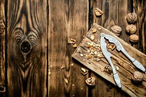 nueces con cascanueces en el tablero. foto