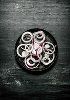 rings of red onion in the pan. photo