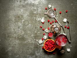 Fresco cóctel de salvaje frambuesas con hielo. foto