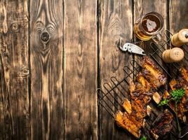 costillas parrilla con cerveza . foto