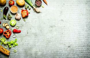 orgánico alimento. Fresco rebanadas de vegetales con especias foto