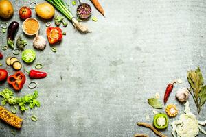 orgánico alimento. Fresco rebanadas de vegetales con especias foto