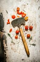 Fresco Tomates con un antiguo cuchillo. foto