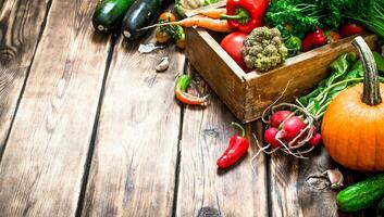 sano alimento. orgánico vegetales en un antiguo caja. foto