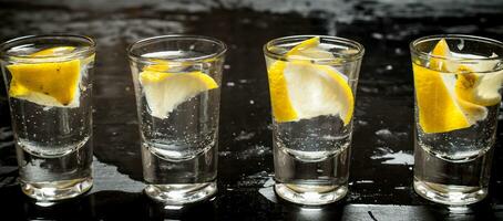 lentes con vodka y limón. foto