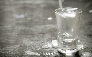 el vaso de frío vodka. foto