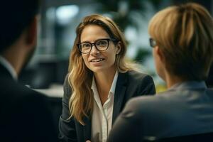 un alegre mujer de negocios comprometido en un discusión con su colegas. ai generado foto