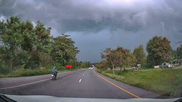 13 ottobre 2023 immagini a partire dal auto macchine fotografiche guida per un' lungo vacanza, viaggio su rurale strade e nel nakhon SI thammarat provincia, Tailandia. video