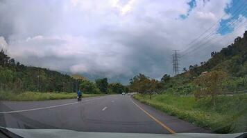 13 Outubro 2023 imagens a partir de carro máquinas fotográficas dirigindo para uma grandes férias, viajando em rural estradas e dentro Nakhon si thammarat província, Tailândia. video