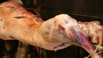 grillé rôti viande de mouton Viande sur cracher à rue nourriture marché. video