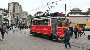 Turquía Estanbul 12 mayo 2023. nostálgico rojo tranvía en taksim cuadrado.. video