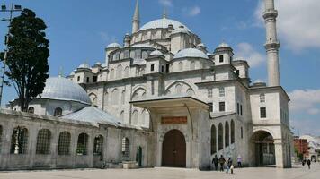 Turquía Estanbul 12 mayo 2023. fatih mezquita exterior. video