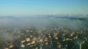 rare de bonne heure Matin hiver brouillard au dessus le Istanbul ville horizon une video