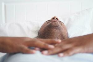 joven hombres dormido en cama, selectivo atención . foto