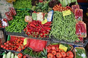 Fresco vegetales de venta en un súper tienda en Turquía . foto