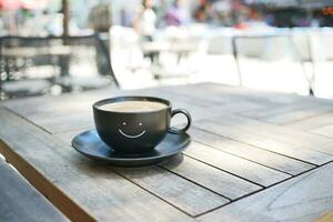 negro café taza con sonrisa forma diseño en eso foto