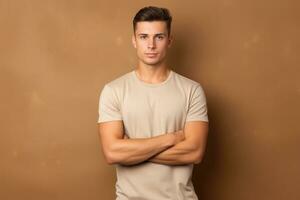 un joven hombre en un casual camiseta en un marrón antecedentes. ai generado foto