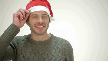 el masculino en Papa Noel sombrero sonriente y demostración pulgar video