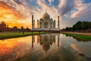 the beauty of the Taj Mahal as it is bathed in the warm, golden hues of a sunset. T photo