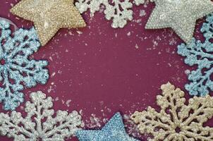 Navidad antecedentes con brillante copos de nieve y estrellas. foto