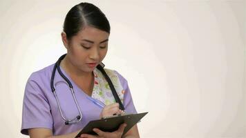 sorridente asiatico infermiera con appunti video