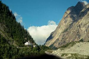 mont blanc montaña rango debajo el nieve en valle de aosta en Courmayeur, en el verano de 2023 foto