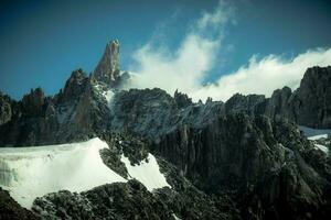 el montaña rango de mont blanc cubierto con nieve a punta infiernobronner en courmayeur en el aosta Valle en julio 2023 foto