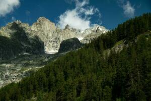 mont blanc montaña rango debajo el nieve en valle de aosta en Courmayeur, en el verano de 2023 foto