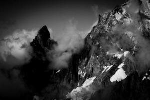 el cubierto de nieve mont blanc montaña rango fotografiado en negro y blanco en julio 2023 foto