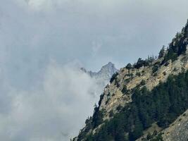 mont blanc montaña rango debajo el nieve en valle de aosta en Courmayeur, en el verano de 2023 foto