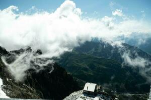 el Turín refugio en mont blanc a infierno bronceador propina en el nieve en julio 2023 foto