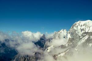 el mont blanc montaña rango visto desde punta infiernobronner en julio 2023 debajo el nieve foto