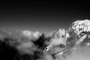 el cubierto de nieve mont blanc montaña rango fotografiado en negro y blanco en julio 2023 foto