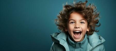 pequeño chico salido sonriente en azul fondo.generativo ai foto