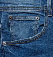 azul pantalones frente bolsillo con botones, cerca arriba foto