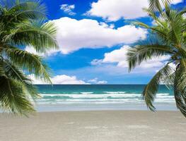 palma árbol en tropical playa con azul cielo y blanco nubes antecedentes. Copiar espacio de verano vacaciones y negocio viaje concepto diseño foto