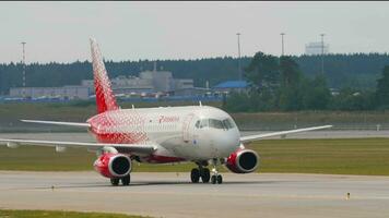 Moscú, ruso federación julio 29, 2021 - sukhoi Super Jet 100, ra89060 de rosiya rodaje a sheremetyevo aeropuerto. chorro avión ruso aerolíneas en aeródromo video