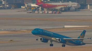 hong kong novembro 10, 2019 - avião airbus a321 do Vietnã companhias aéreas decolar, escalada às hong kong aeroporto. passageiro voar partida. avião deixando video