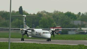 almatië, Kazachstan mei 4, 2019 - de havilland Canada streepje, p4nur van qazaq lucht nemen uit, vlieg weg, beklimmen, achterzijde visie. turboprop passagier vliegtuig vliegend video