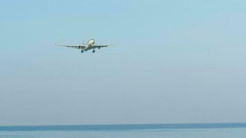 Phuket, Tailandia febbraio 19, 2023 - Qatar passeggeri Jet si avvicina atterraggio a Phuket aeroporto. aereo di linea mosche al di sopra di il mare. viaggio e turismo concetto video