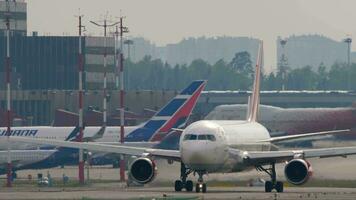 Moscú, ruso federación julio 30, 2021 - boeing 777 de viento del norte aerolíneas rodaje en el pista a sheremetyevo aeropuerto. avión en el aeródromo. turismo y viaje concepto. video