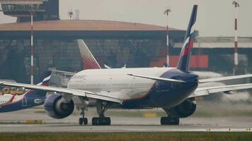 Moscú, ruso federación julio 30, 2021 - aeroflot avión quitarse a sheremetyevo aeropuerto, posterior vista. ruso aerolíneas partida. pasajero vuelo partida, mosca lejos video