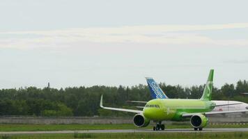 novosibirsk, ruso federación julio 15, 2022 - pasajero chorro avión aerobús a320, ra73425 de s7 aerolíneas rodaje, preparación para quitarse a tolmachevo aeropuerto. turismo y viaje concepto video