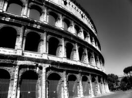 espléndido fotografía de el coliseo en negro y blanco. detalles de el fachada de el más famoso romano Monumento en el mundo. agosto 2010 foto