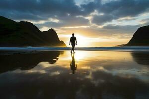 un persona caminando en el playa a puesta de sol. ai generado. foto