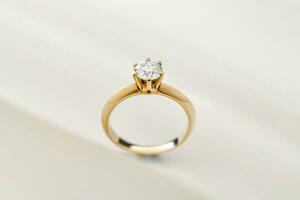 anillo de diamantes de compromiso foto